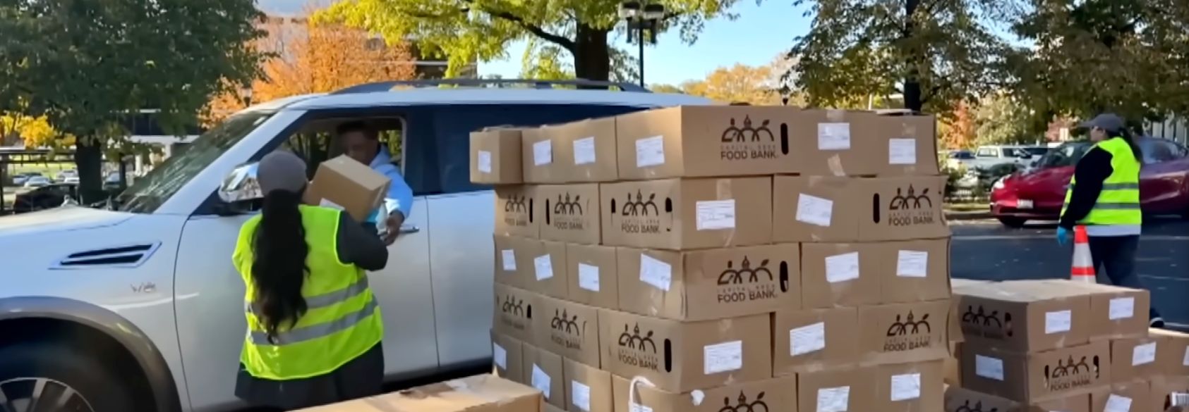 Federal Workers Turn to Food Banks As Government Shutdown Continues